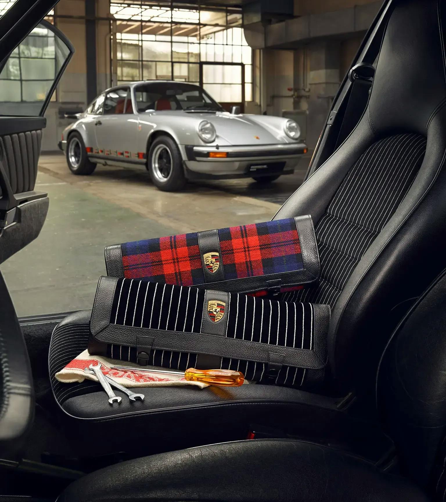 Porsche Classic 911 G (1983 to 1989) tool bag thumbnail 4