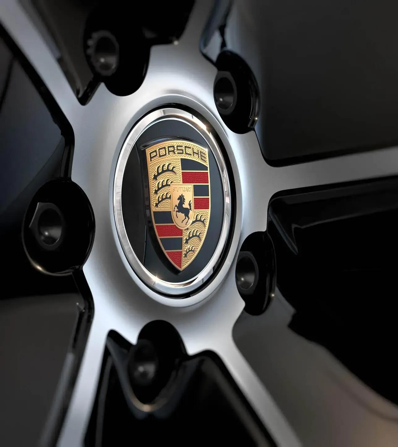 Wheel hub covers in Black (high-gloss) with coloured Porsche Crest and ring in aluminium look thumbnail 0