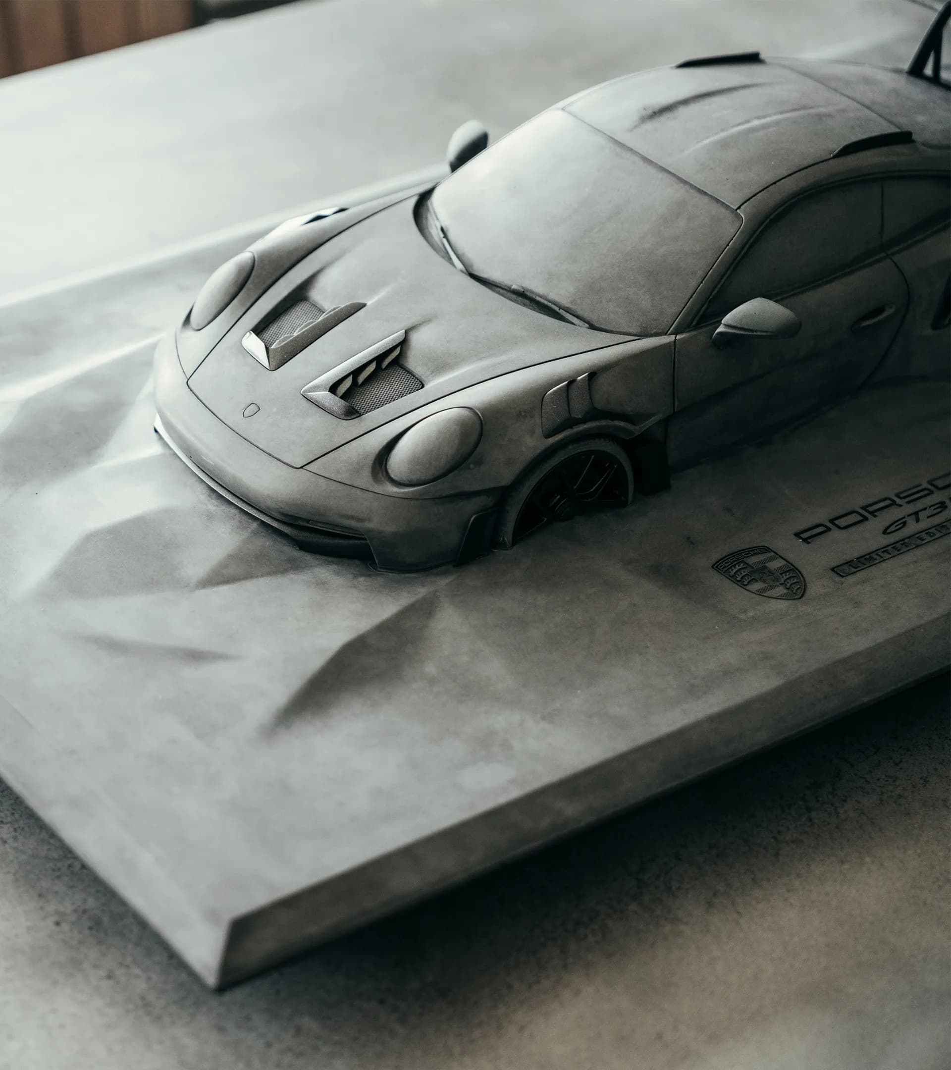 Porsche 911 GT3 RS (992) Betonskulptur – Limited Edition 3