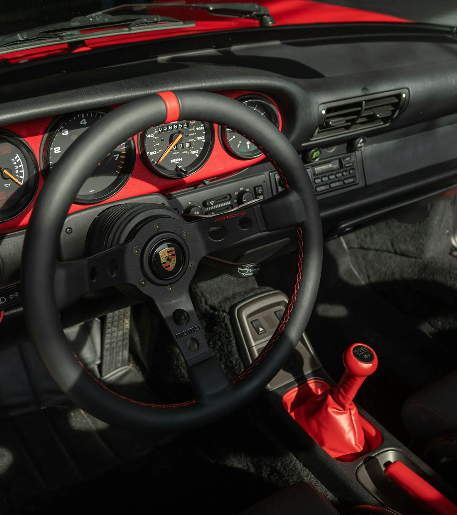 Fekete varrással díszített Porsche Classic Performance kormánykerék 7
