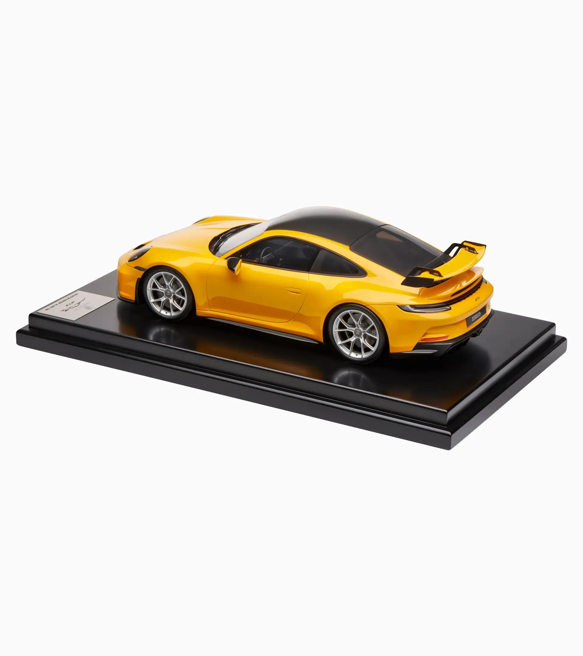 Porsche 911 GT3 (992) signal yellow – Limited edition thumbnail 3