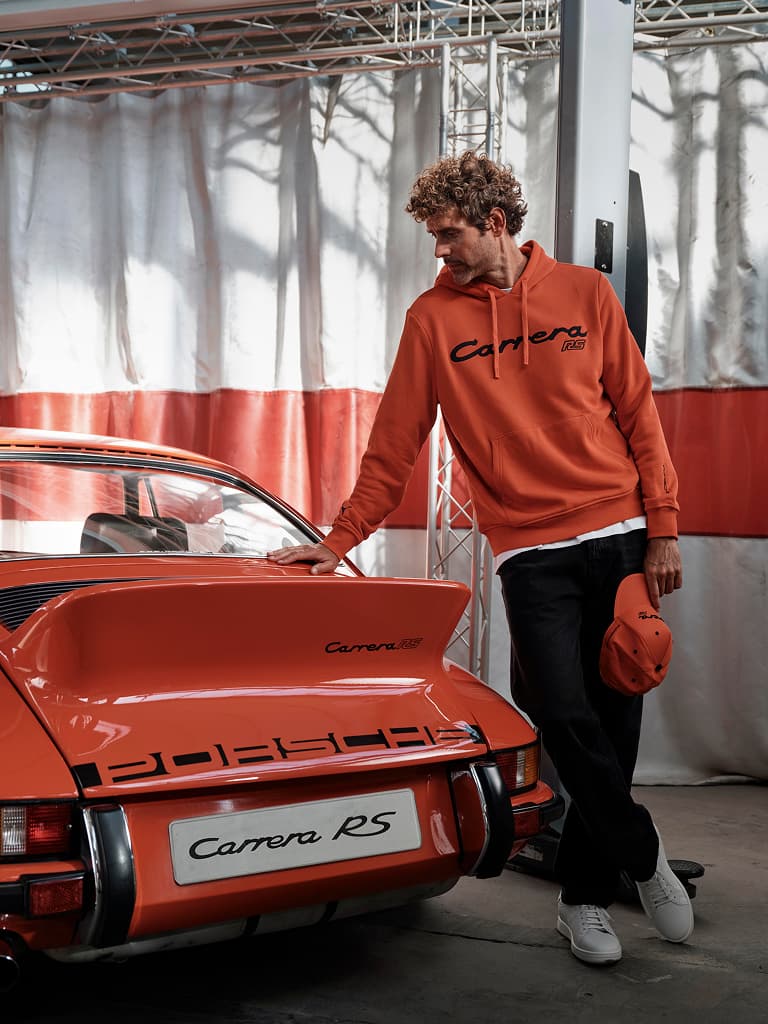 Machine à café La Marzocco argentée avec design Carrera RS 2.7, à côté d’une voiture Carrera RS 2.7 d’origine
