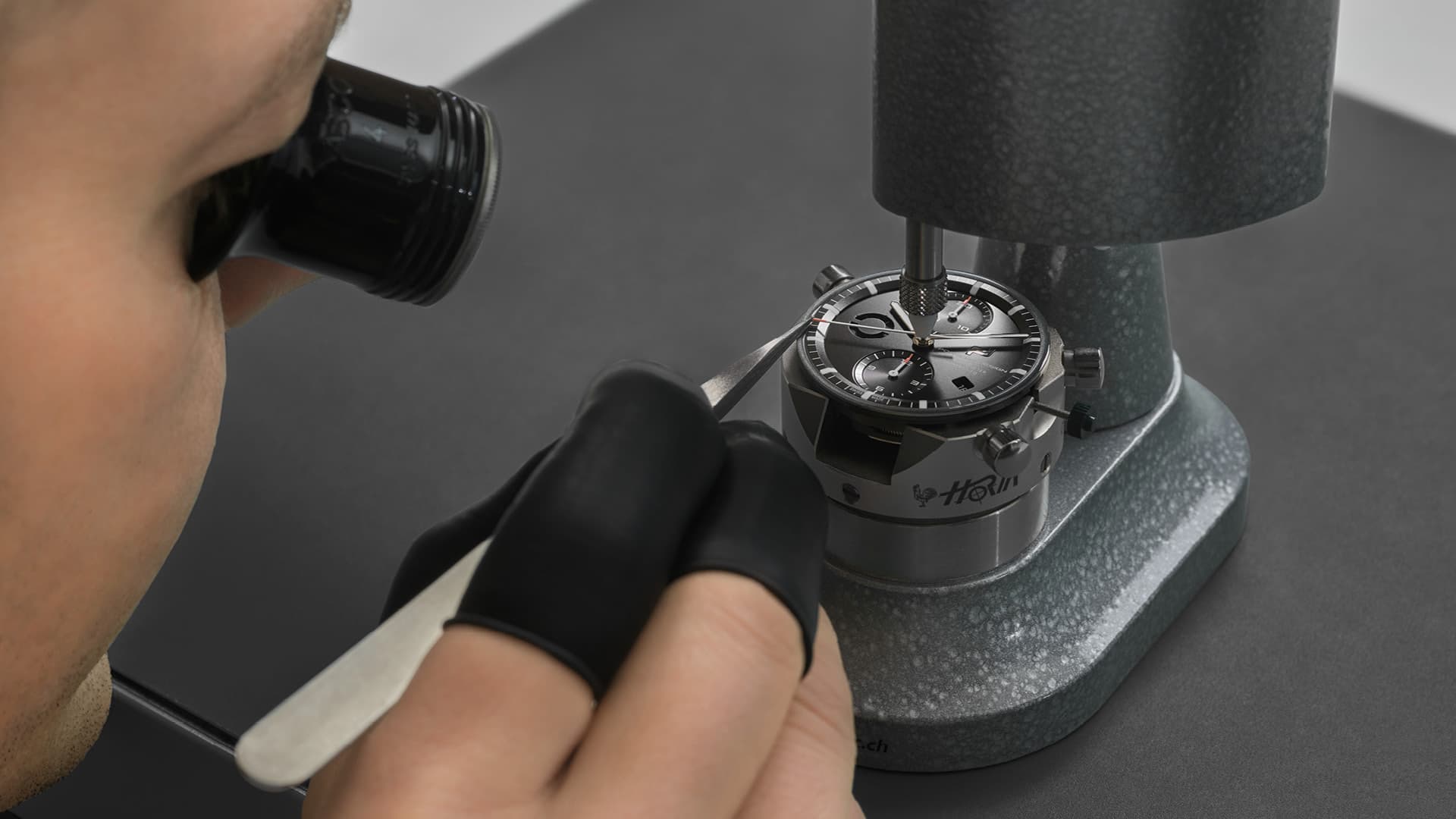 Das Bild zeigt Präzisionsarbeit am Uhrwerk des Chronographen 911 Sport Classic.