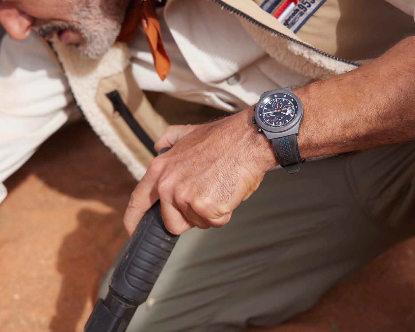 Mężczyzna ma na sobie zegarek Porsche Chronograph 1 911 Dakar na nadgarstku.