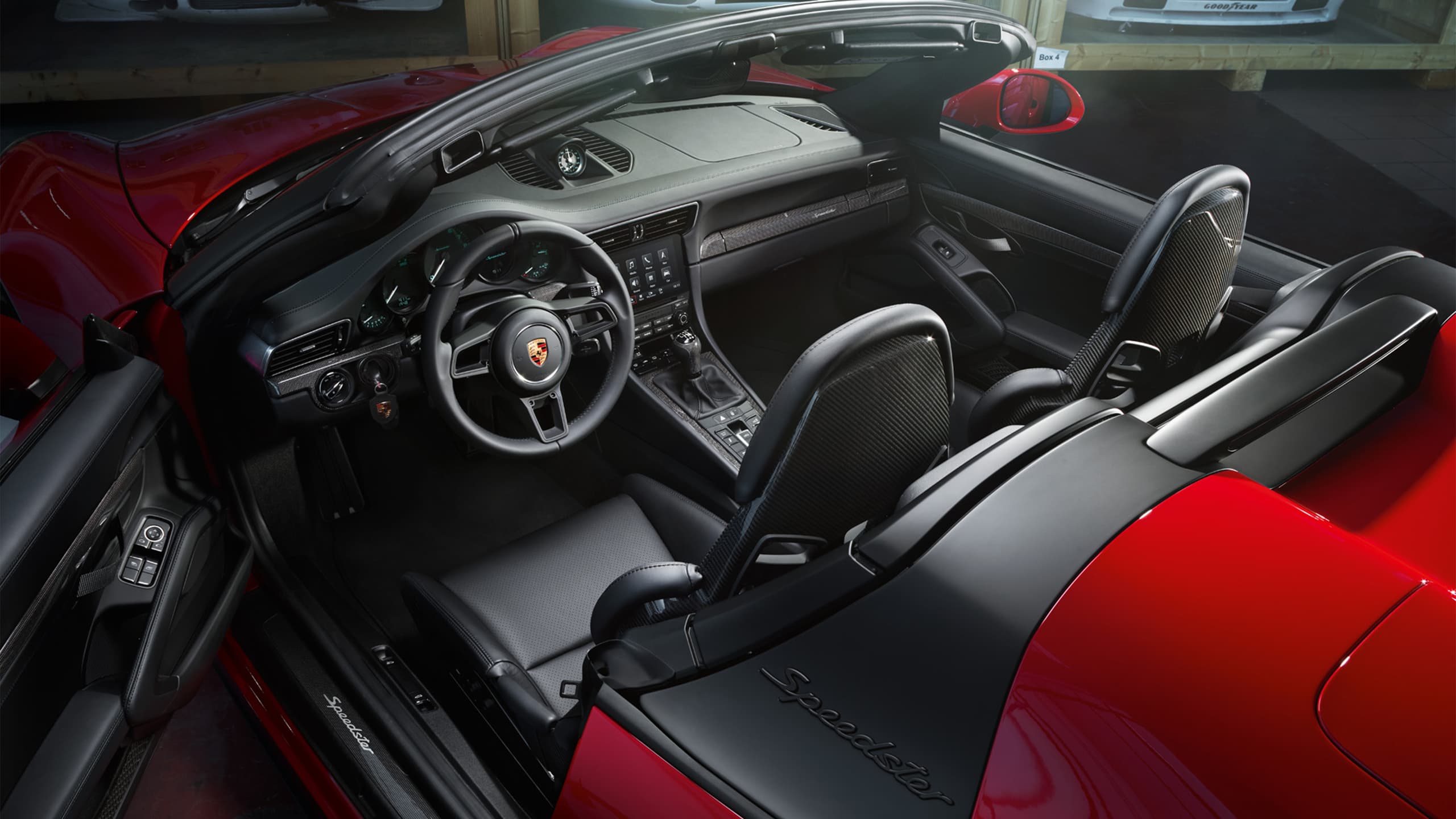Czerwony Porsche 911 Speedster widziany z góry.