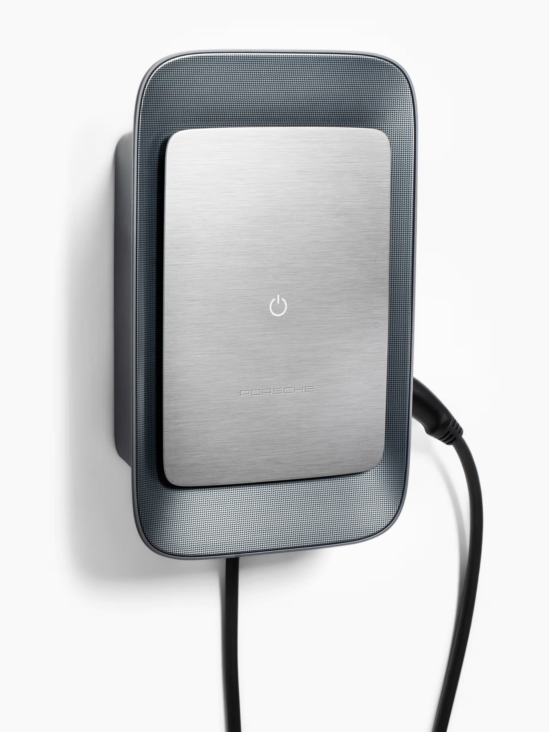 Sølvfarvet Porsche vægoplader med sort kabel på hvid baggrund.