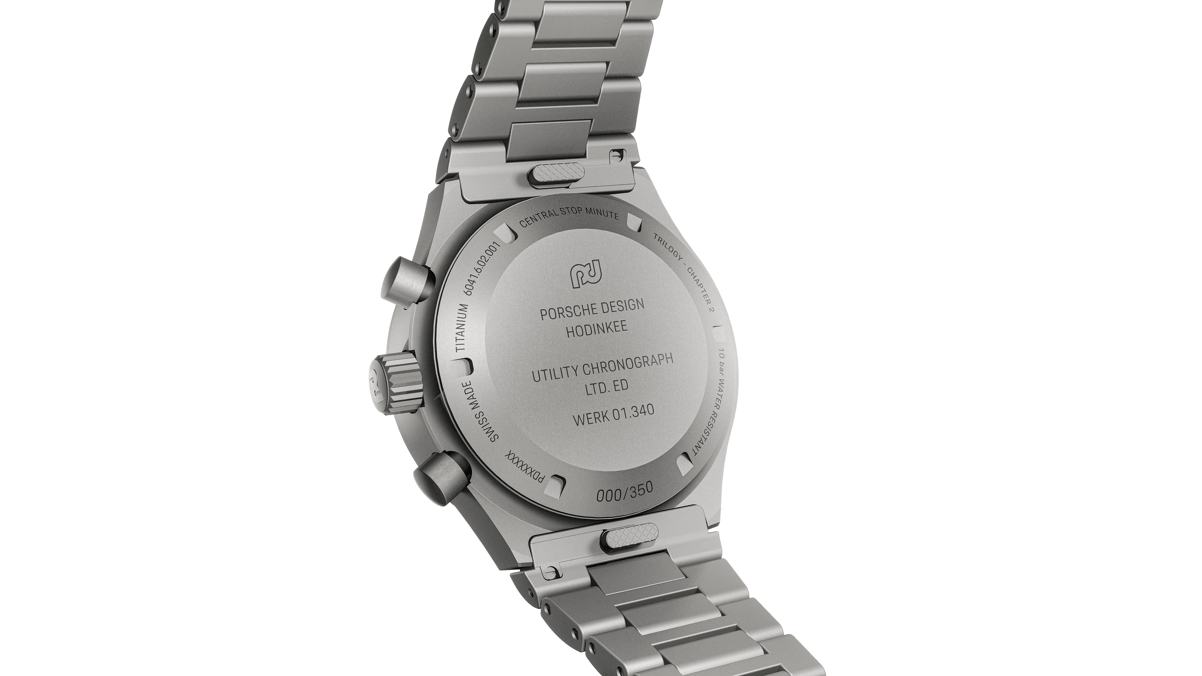 Retro di un orologio cronografo Porsche Design in titanio color argento con bracciale in metallo, su sfondo nero.