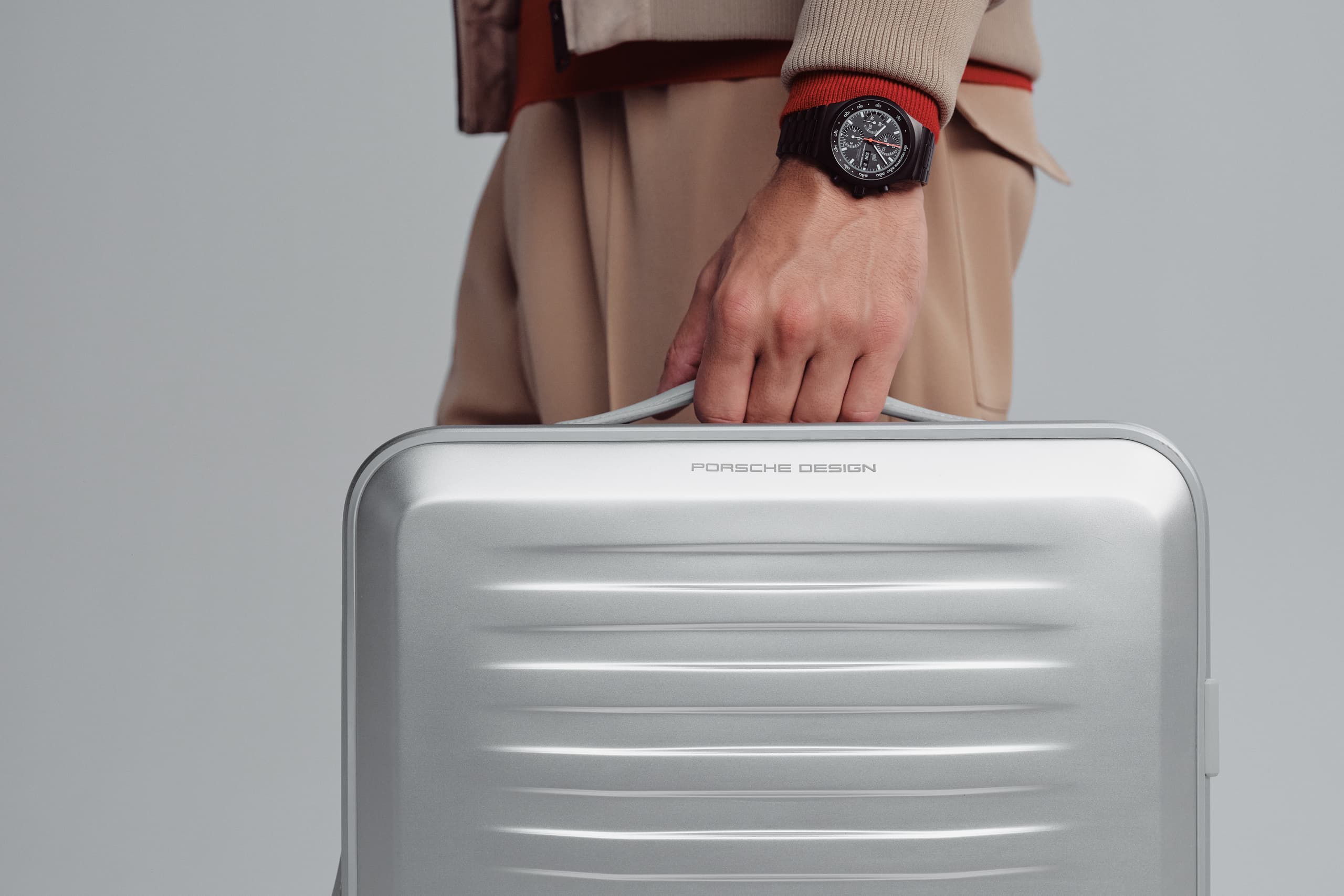 Person carries the Roadster Aluminum Trolley
