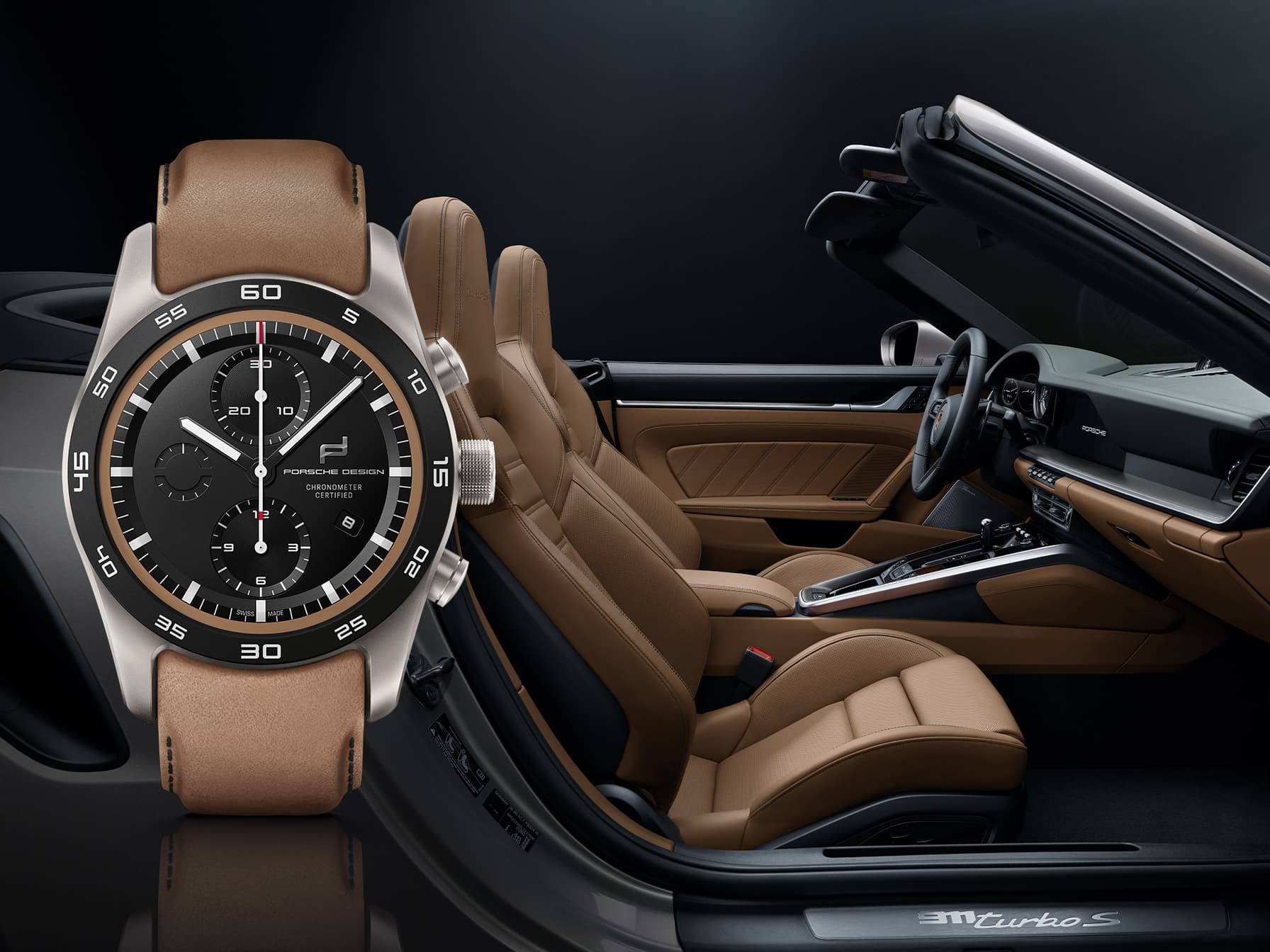 Zegarek Porsche Design Chronograph z brązowym skórzanym paskiem, pokazany obok jasnobrązowego wnętrza Porsche 911 Turbo S.