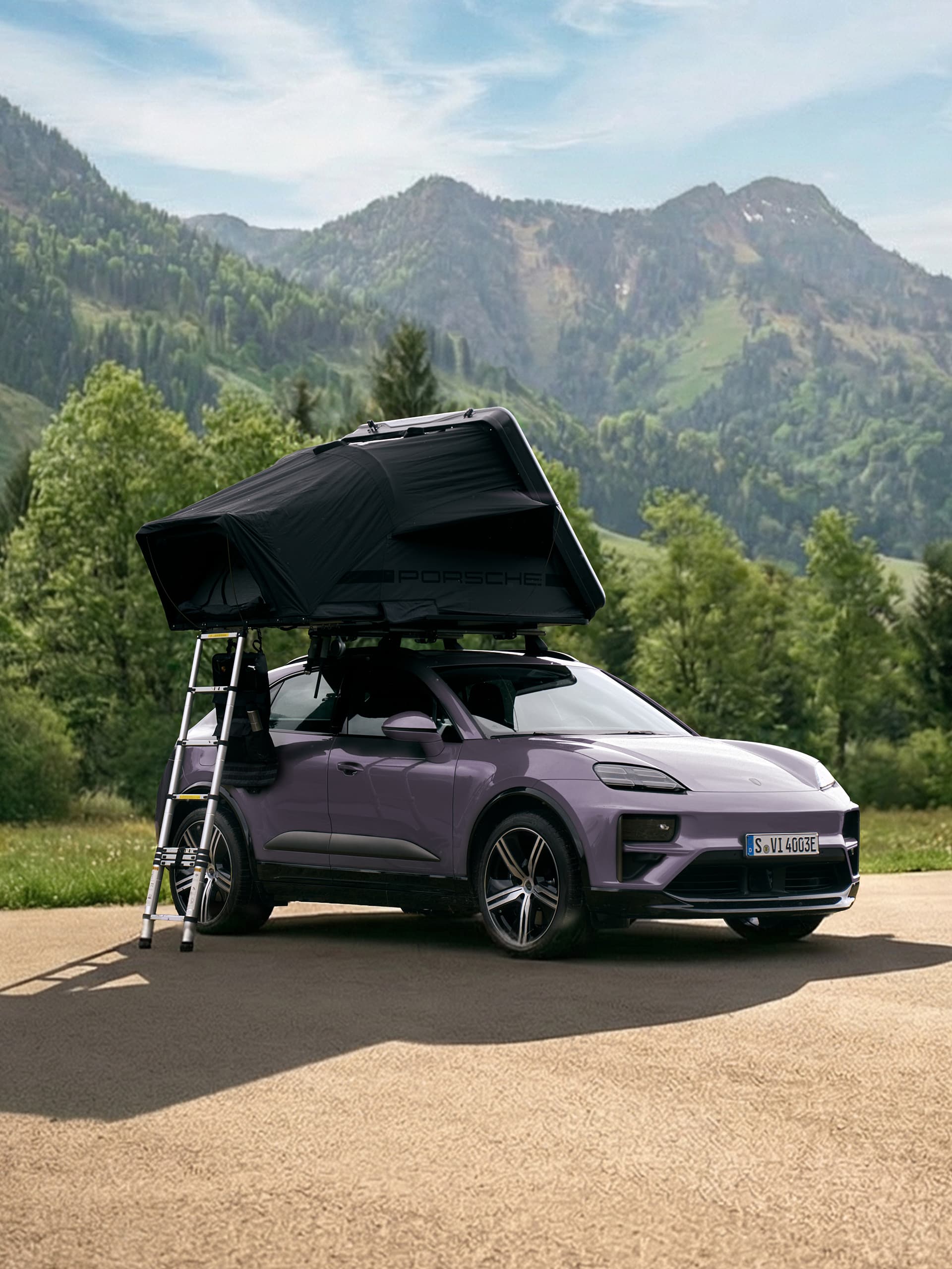 Porsche viola con tenda sul tetto e scala, ambientato su uno sfondo montano scenico sotto un cielo azzurro.