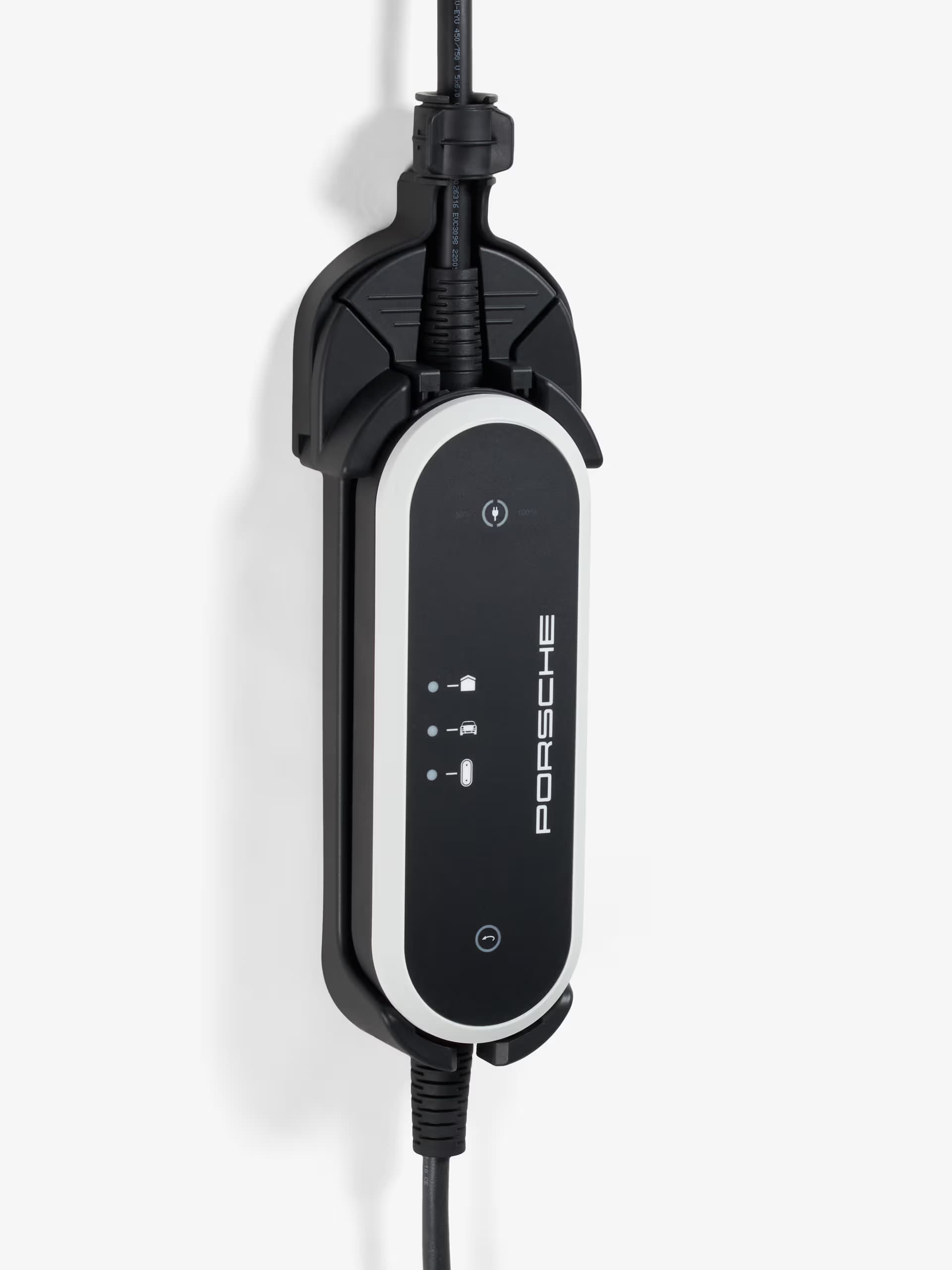 Zwart-witte Porsche wandlader met kabel, gemonteerd op een witte muur.