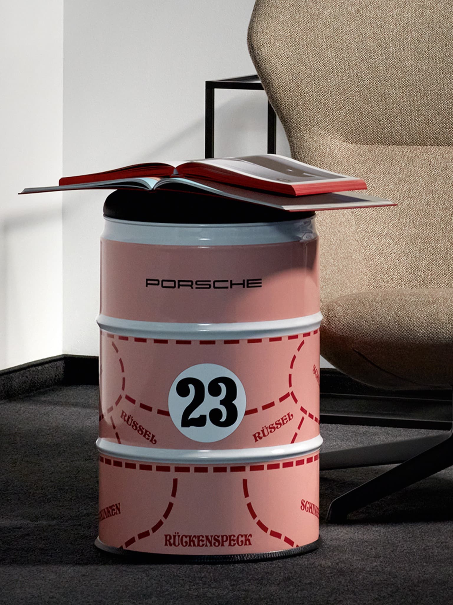 Deux personnes en vestes décontractées, une marron et une noire, se tiennent et s'assoient sur un mur blanc sous un ciel nuageux.