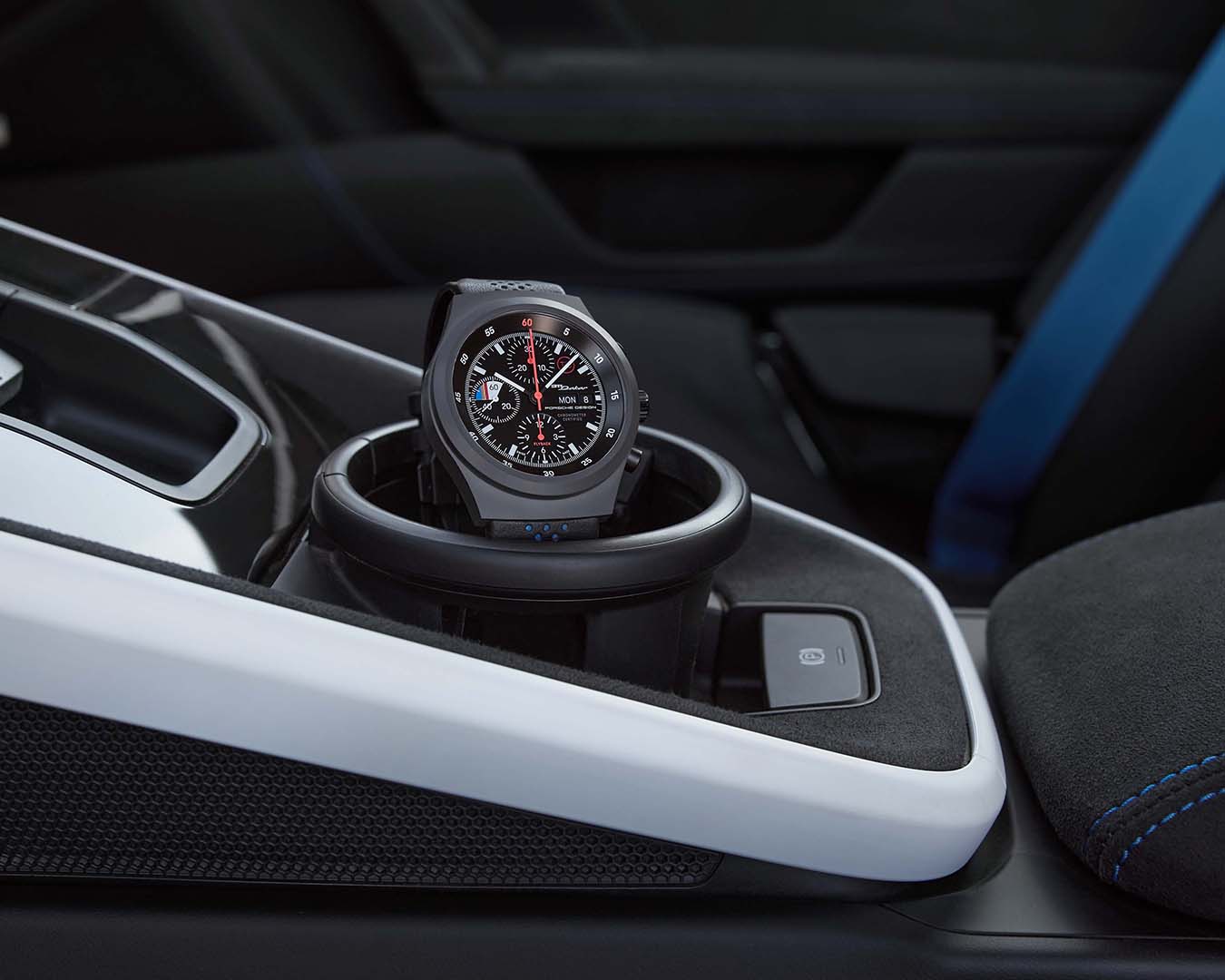 Chronograf 1 911 Dakar w uchwycie na kubek w Porsche