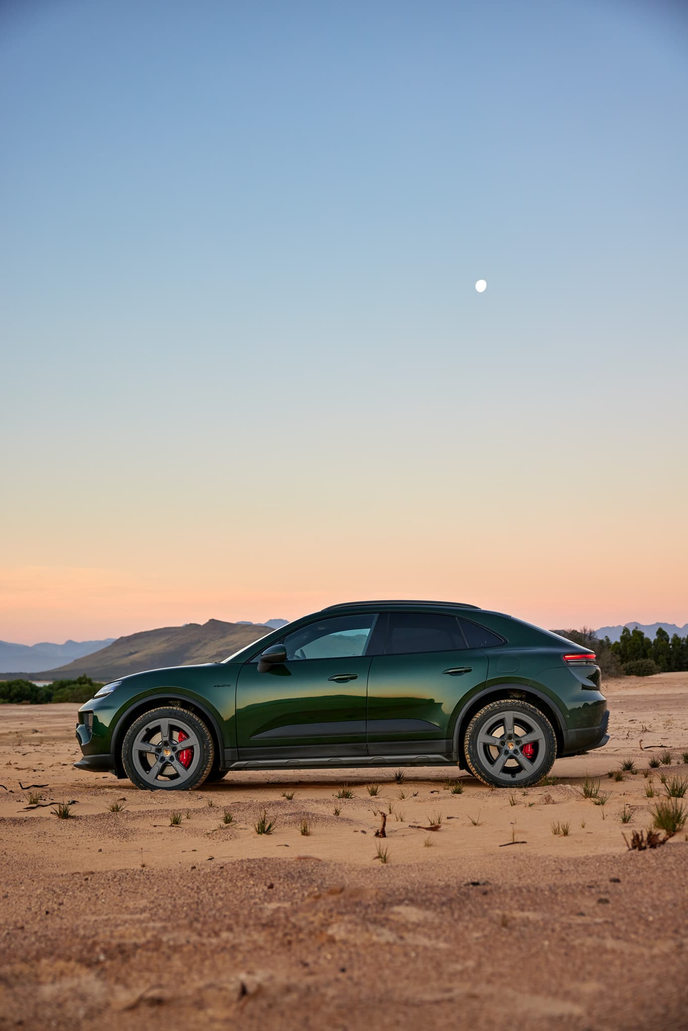 You can see an oakgreen Porsche Macan in the desert