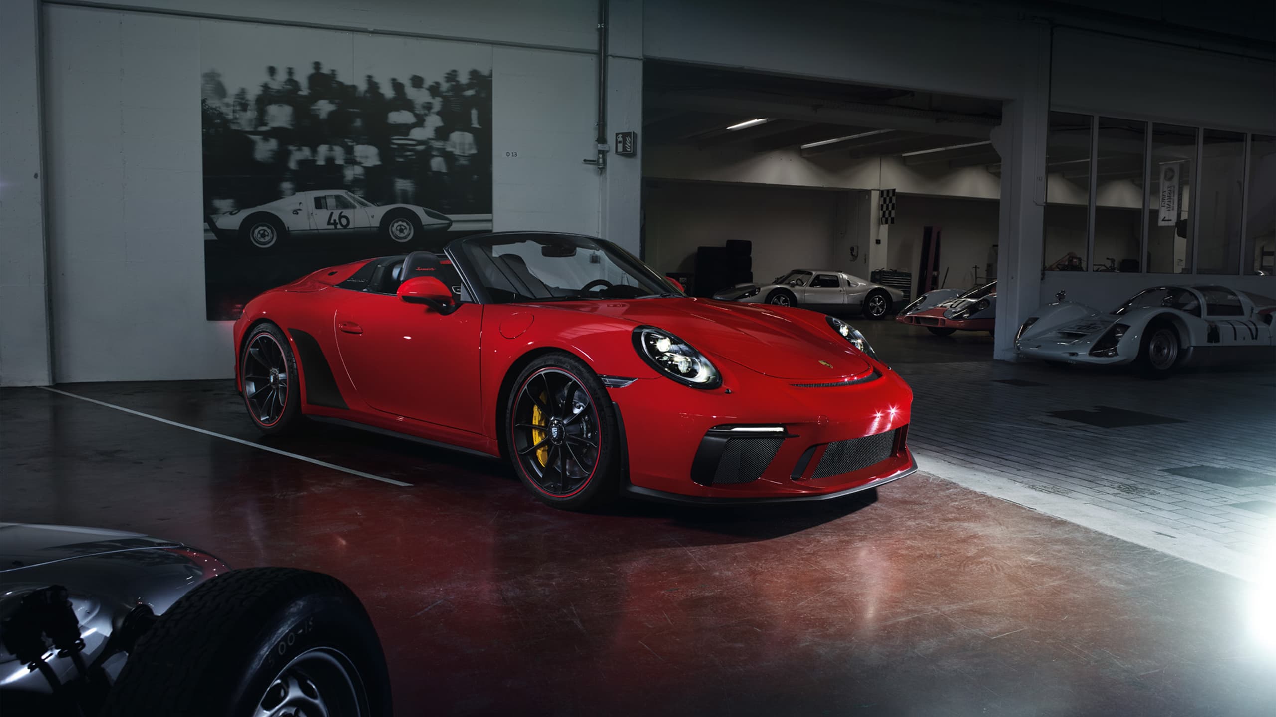 Na zdjęciu czerwone Porsche 911 Speedster.