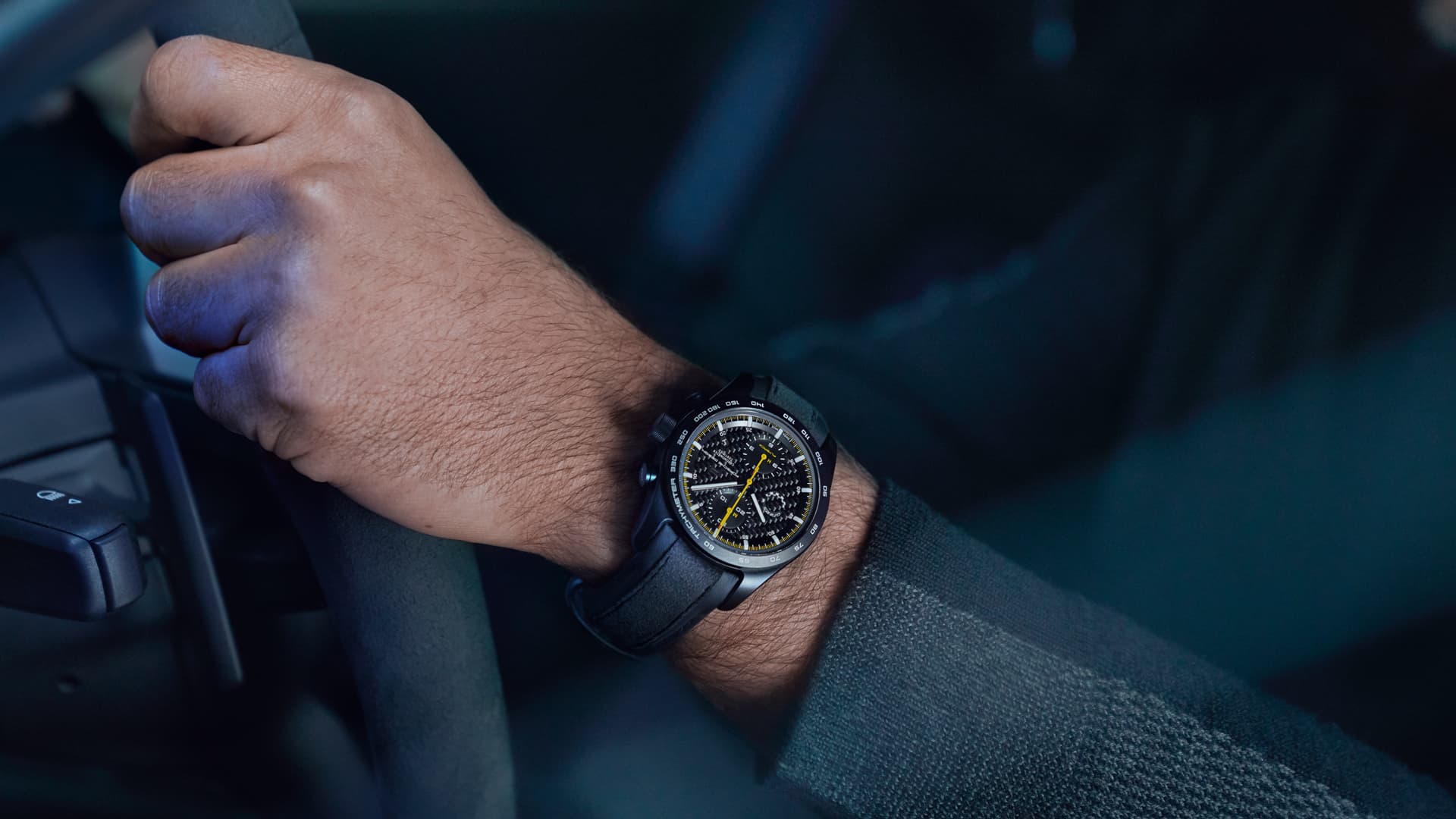 Na zdjęciu mężczyzna ma na ręku zegarek Porsche Chronograph 718 Cayman GT4 RS.