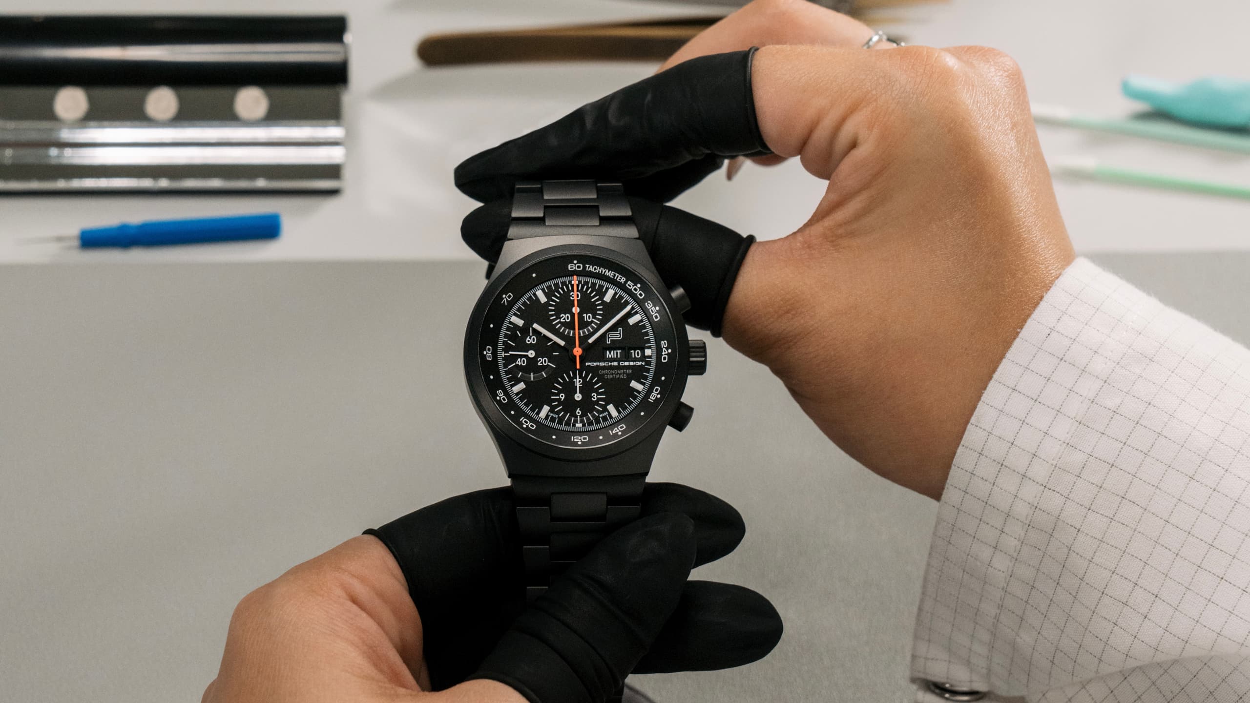 Zegarmistrz trzymający zegarek Porsche Design Chronograph 1 All Black