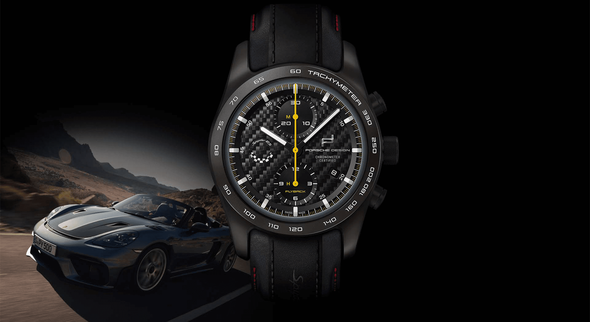 Czarny chronograf Porsche Design z tarczą z włókna węglowego i żółtą wskazówką sekundową; obok kabriolet na drodze o zmierzchu