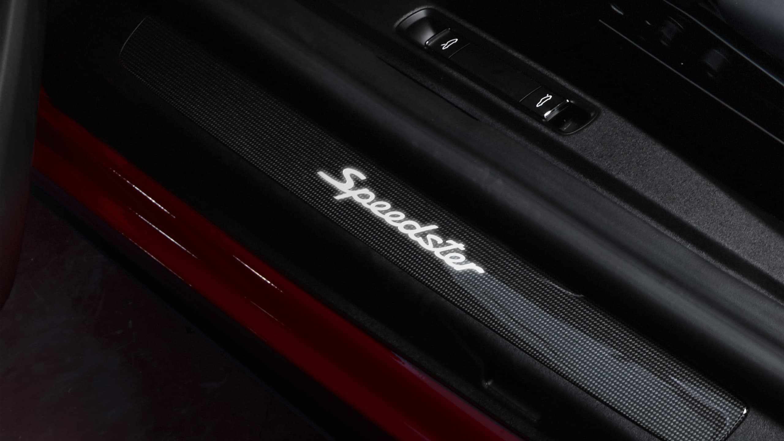 Widoczny jest napis „Speedster” na ramie drzwi Porsche 911 Speedster.