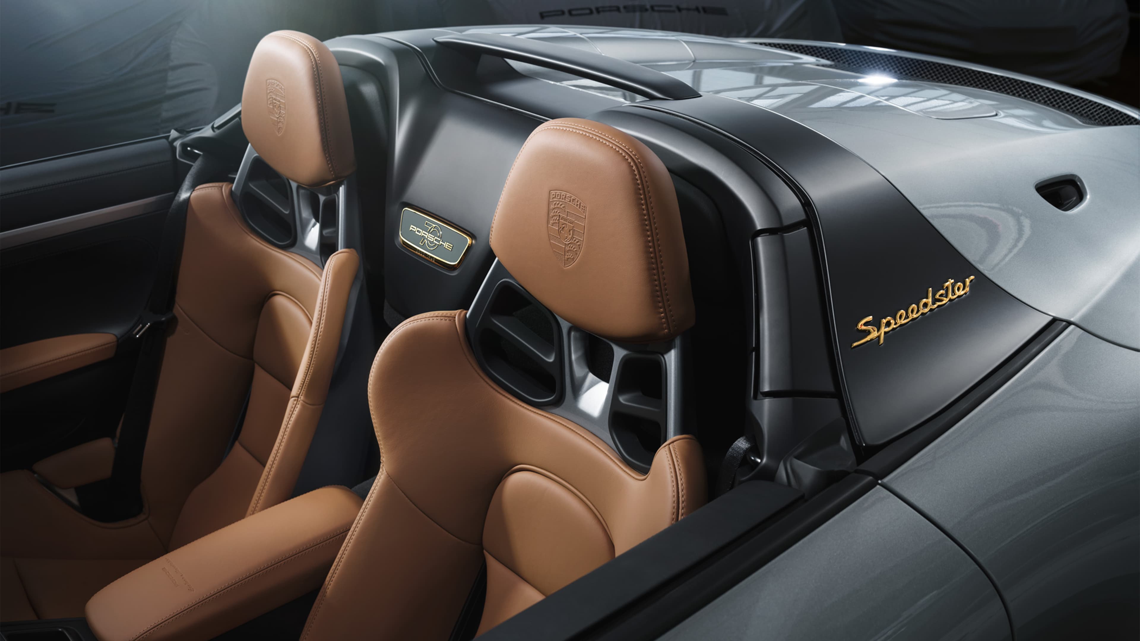 Na zdjęciu Porsche 911 Speedster z brązowymi skórzanymi siedzeniami
