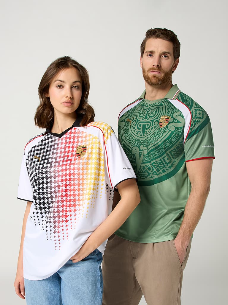 Twee modellen in Porsche-truien: wit met zwart-rood-geel patroon en groen met grafische print, tegen een lichte achtergrond.