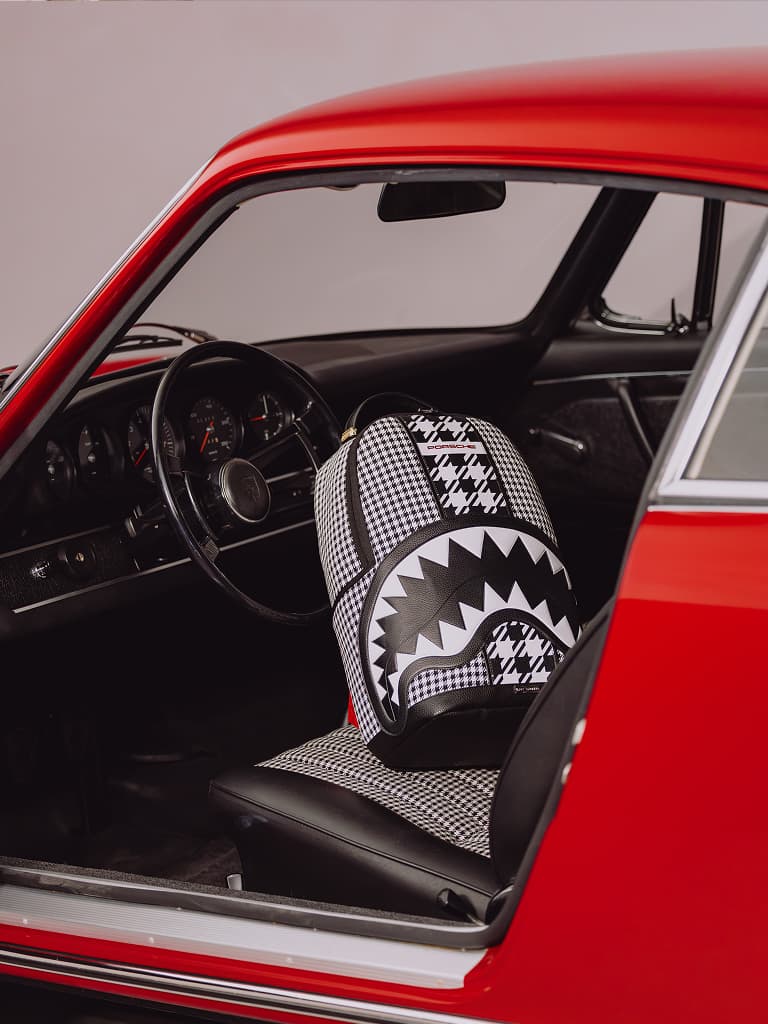 Zaino Sprayground in collaborazione, con auto 911 Classic sul design