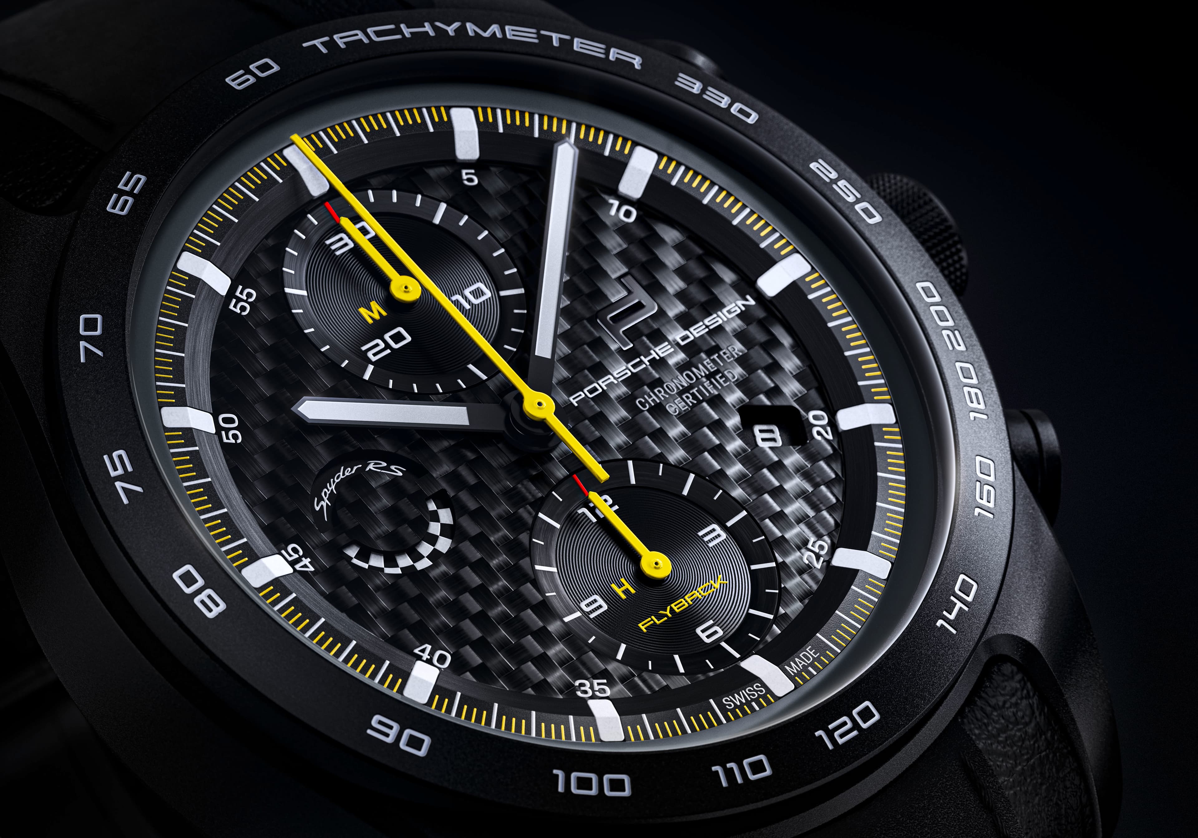 Nahaufnahme Porsche Design Chronograph mit Carbon-Zifferblatt, gelben Zeigern und Tachymeter-Lünette in Schwarz