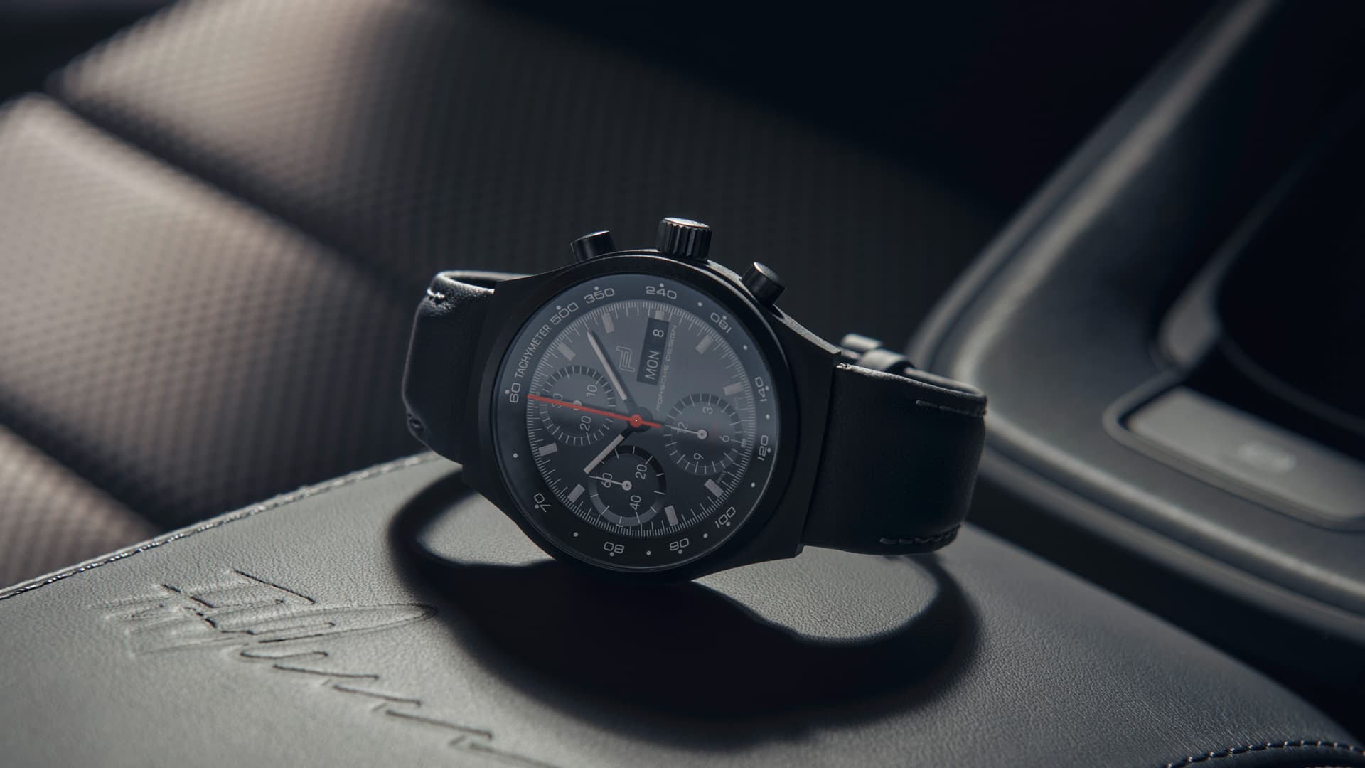 Na zdjęciu czarny zegarek na rękę Sport Chrono marki Porsche.