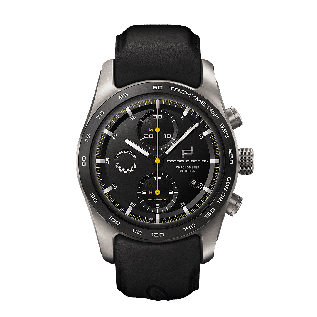 Zegarek Porsche Design Chronograph z czarnym skórzanym paskiem, szarą kopertą, czarną tarczą, żółtą wskazówką sekundową i pierścieniem z tachymetrem.