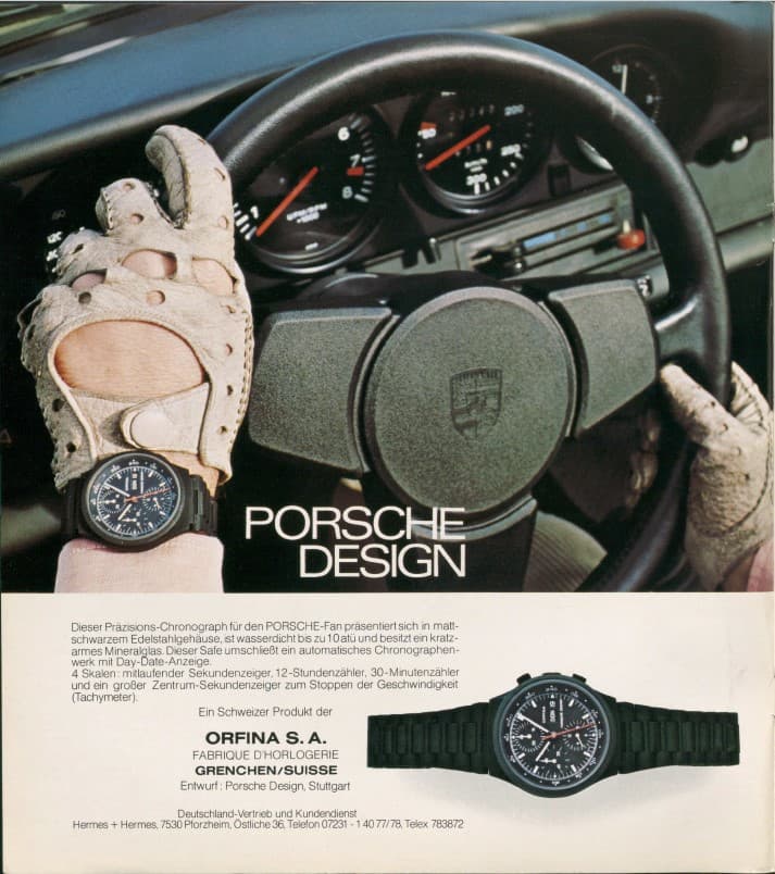 Rękawiczki do jazdy na kierownicy Porsche, zbliżenie na czarny zegarek chronograf Porsche Design na nadgarstku.