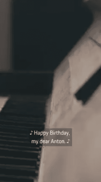 Piano in the background, Happy Birthday text in the focus