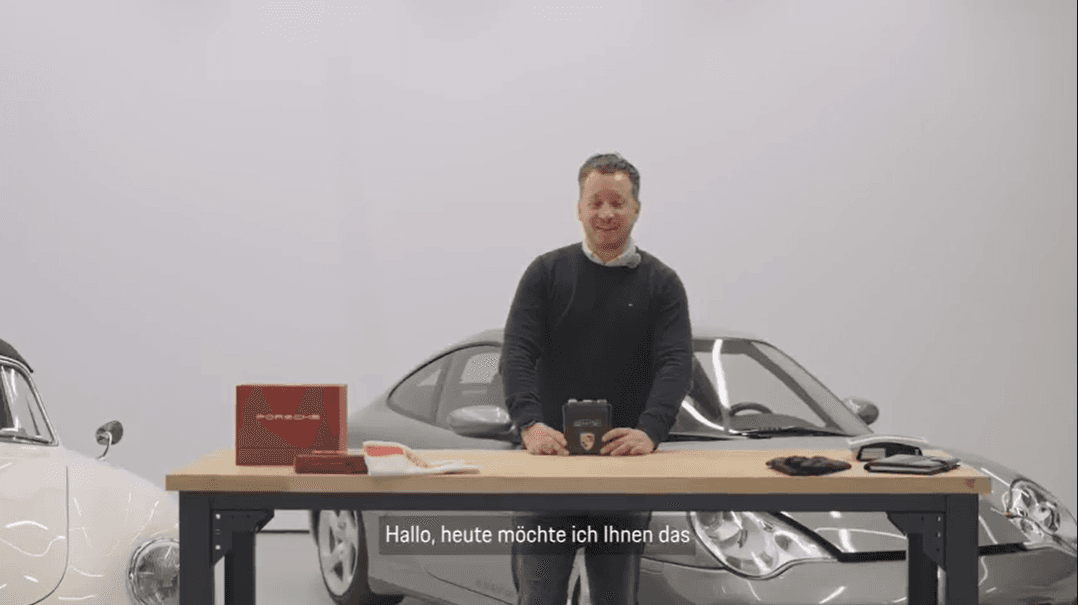 Mann steht an einem Tisch und erklärt das daraufliegende Produkt