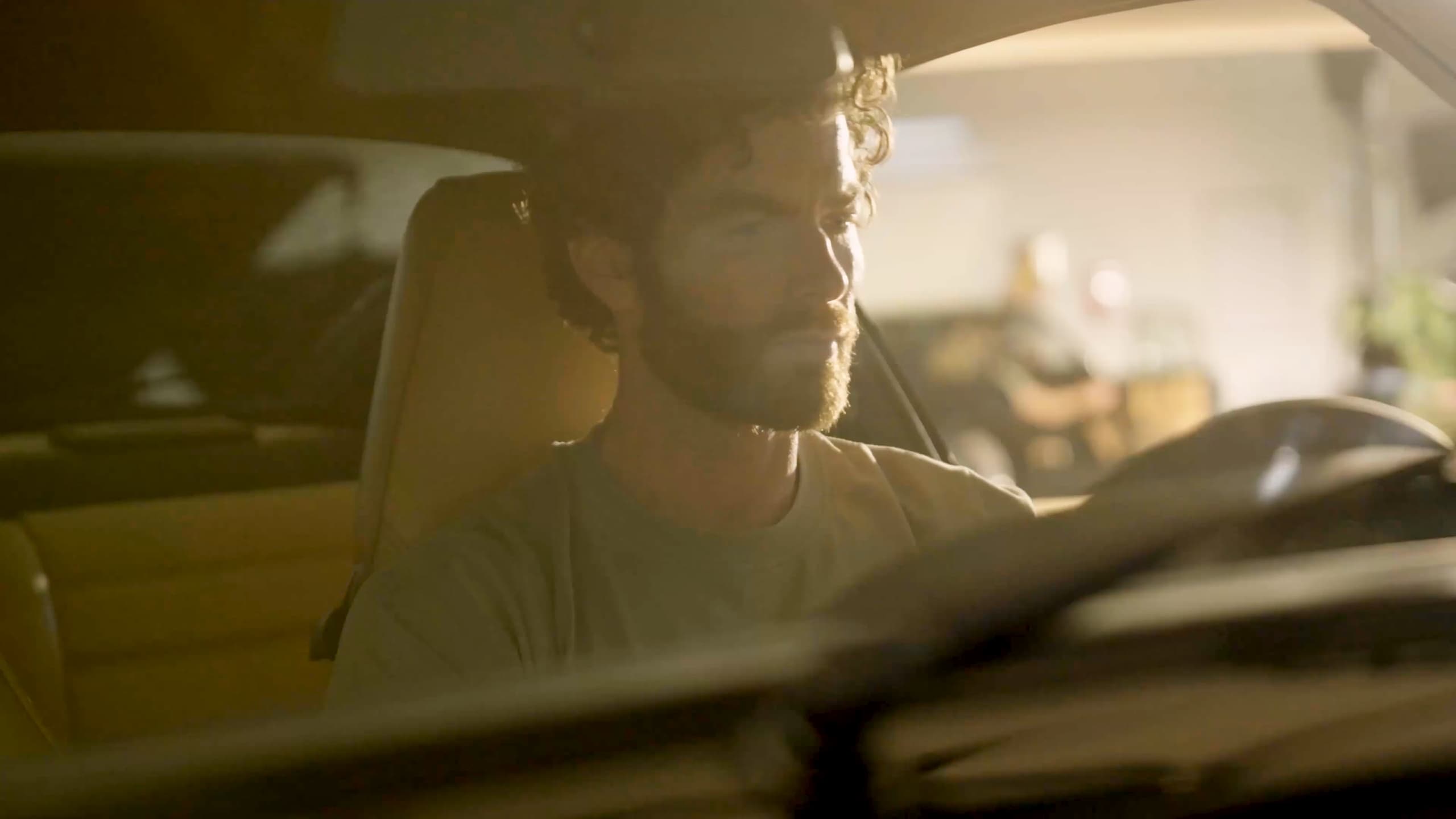 Un homme assis dans sa voiture